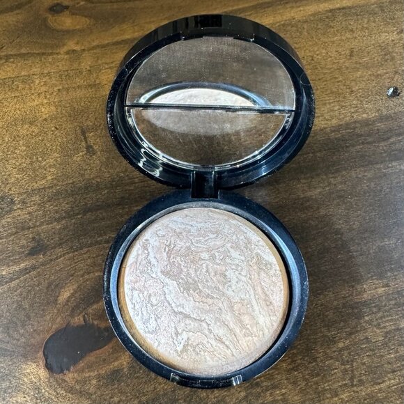 NEW Baked Balance-N-Glow Illuminating Foundation - Fair - Picture 3 of 7